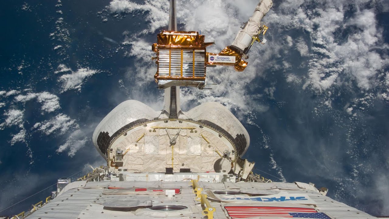 Flashback! Space shuttle snags a spinning satellite with Canadarm