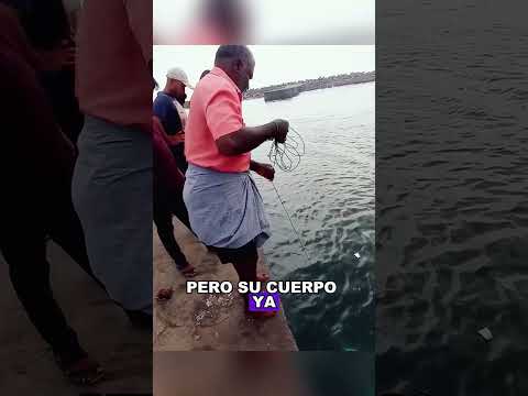 An elderly man stepped on a crab to enhance the flavor while fishing.#fishing  #Friendship #Us #fyp