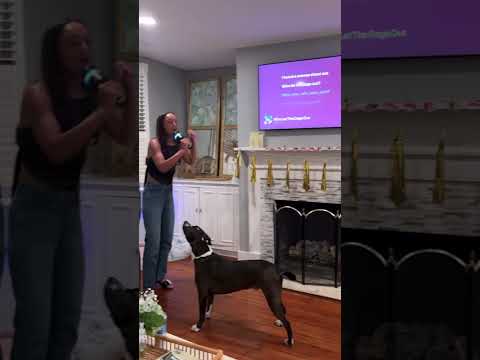 Sie singt KARAOKE mit ihrem HUND ๐๐ค