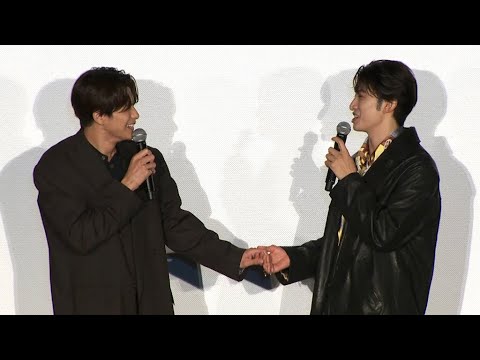 Snow Man向井康二、森崎ウィンの手をギュッ(映画「(LOVE SONG)」公開記念舞台あいさつ/森崎ウィン 向井...