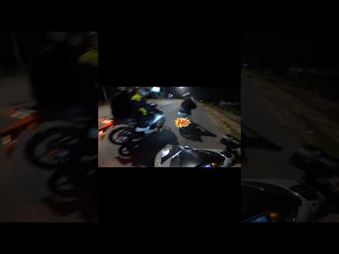 Đang sữa xe cũng bị hình sự hỏi thăm nữa :((