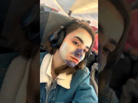 ماسكاتي معايا حتى في الطيارة ✈️💕عندكم الجرأة اعملو نفس الشي ؟ 🧖🏻‍♀️@BenefitCosmeticsMiddleEast