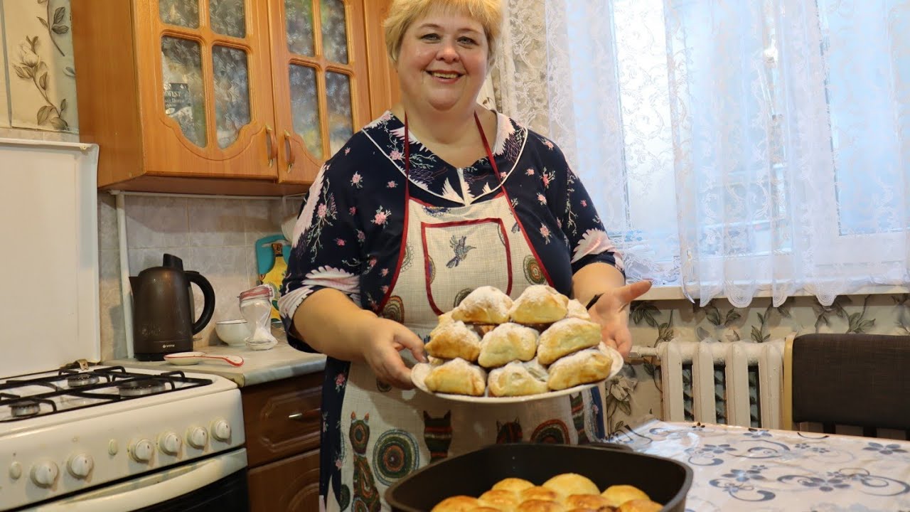 Слойки с яблоками и дружная семейка с конфетами