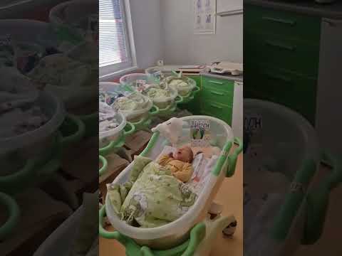 اطفال حديثي الولادة في غرفة الحضانة 😘 سبحان الله 💙ج 1