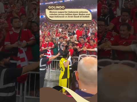 Momen supporter Timnas Indonesia rebutan jersey Nadeo Argawinata after match Indonesia vs Arab Saudi