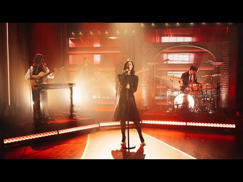 Gracie Abrams performing "Tough Love" live on Kelly Clarkson.