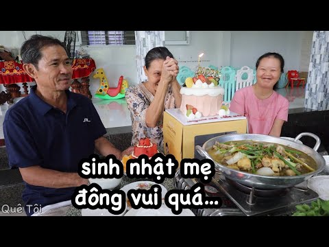 Cả nhà đông đủ CHÚC MỪNG NĂM MỚI VÀ MỪNG SINH NHẬT MẸ. Có 2 em bé ồn ào, náo nhiệt vui quá