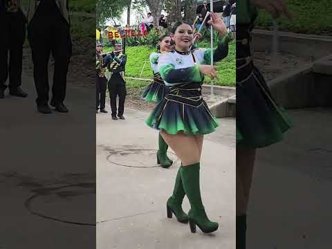 Espectaculares las Cachiporristas de Cocodrilos Marching Band