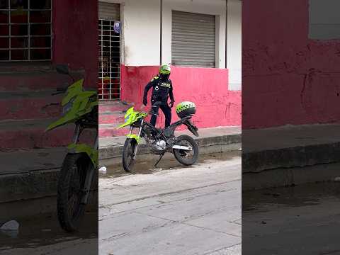 La moto 🏍️ de hierro🤣