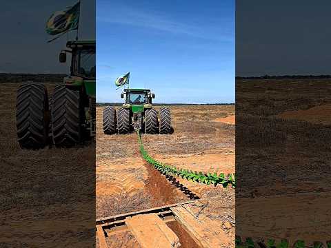 John Deere tirando rolo colonizador de 100 metros.