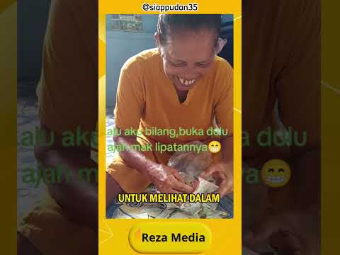 SEORANG ANAK MEMBERIKAN UANG CELENGAN PECAHAN 2 RIBU UNTUK IBUNYA