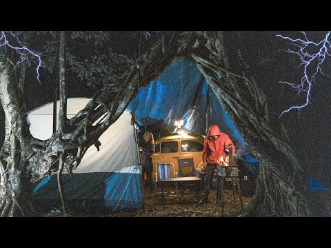 We Found A Special Tree To Build a Shelter For Heavy Rain And Storm