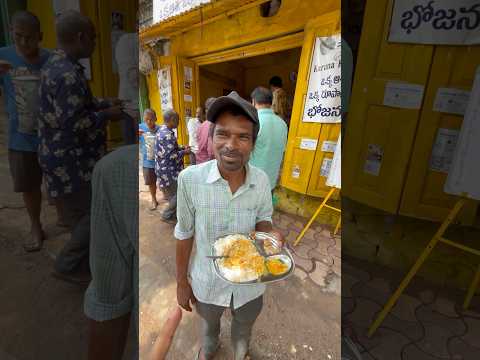 ఒక్క రూపాయి కే 1/-రూ,కే భోజనం ఇస్తూ,ప్రతి రోజు ఎంతోమంది,అభాగ్యులకు కమ్మటి భోజనం ఇస్తున్నారు ఇక్కడ……