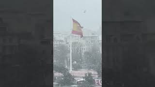 Bandera de España ondeando bajo el temporal en la madrileña plaza de Colón. 28/01/26