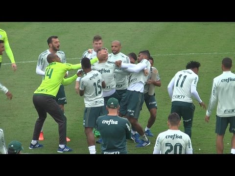 Róger Guedes perde aposta e leva trote pesado em treino do Palmeiras