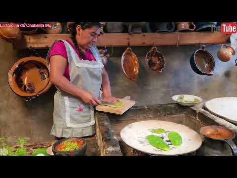 Ricos nopales asados en salsa de molcajete una receta fácil, rápido y sencillo