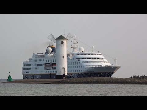Bardzo rzadka wizyta statku wycieczkowego w Świnoujściu | Z bliska podczas dokowania MS Hamburg
