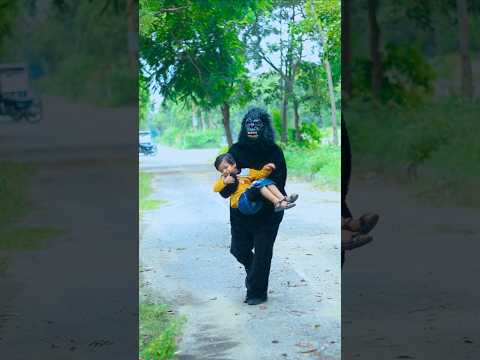 बच्ची को ले गया गोरिल्ला उठाकर #shortsfeed #shortvideos #shorts #trending #viral