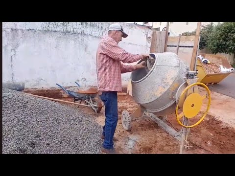 Traço de concreto e concretagen de buracos de estacas de fundação do salão.
