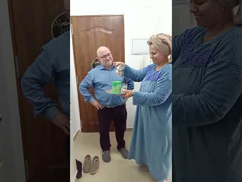 من بعد نهار كامل شاق في خدمة لقاني كنتسناه في باب باش ميبردوش ليه رجليه