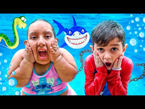 MC Divertida e JP brincam com a imaginação na piscina   Família MC Divertida