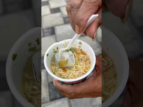 Sendok dari wadah pop mie