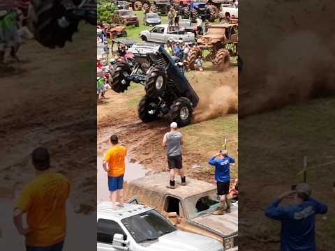 Crazy bounty hole run at Louisiana MudFest for #trucksgonewild
