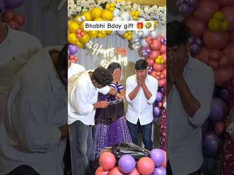 kaisa lga gift 🎁🤣 #shorts #poppervishal #birthday #funny #gift #reaction