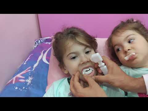 Hüma ve Hira'nın dişi ağrıdı doktor dişlerini çekti. Vampir dişler ve şeker dişlerle doktorculuk