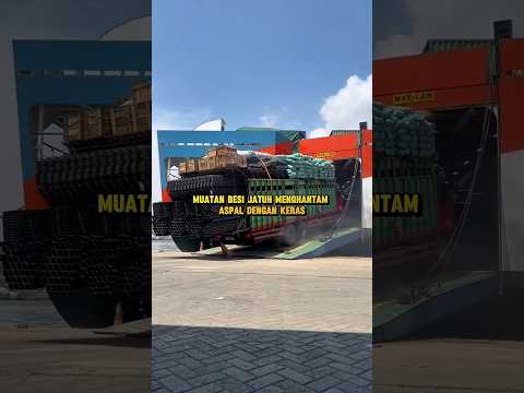 Truk Bermuatan Besi Jatuh di Kapal Ferry 😨 #shorts #viral