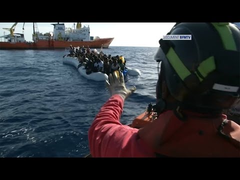 Sur les bateaux qui sauvent les migrants en Méditerranée