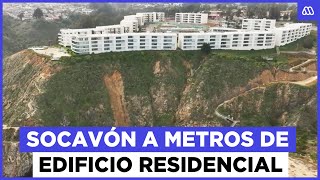 INMENSO socavón se genera a metros de edificio residencial en Algarrobo