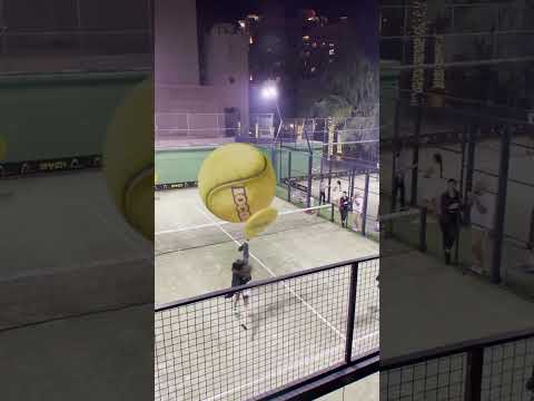 ¡Jugando Con Una ENORME Pelota De Tenis!