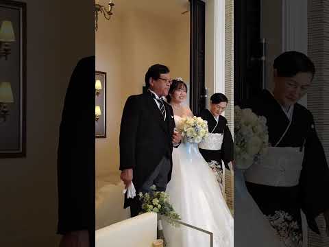 緊張のあまりお礼を忘れたり、挙動不審になる花嫁さま😳 ゲストの緊張もほぐれた入場シーン🕊️ video by...@ms_223_wedding さま #プラコレ #挙式演出 #shorts