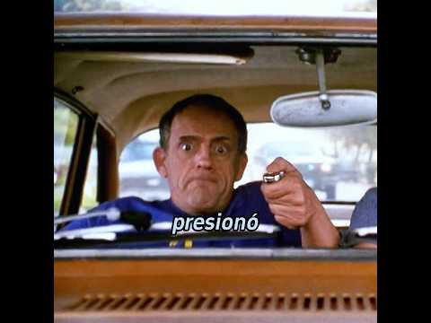 El automóvil incluso se encogió lo suficiente para entrar en el desagüe.#series #cine #peliculas