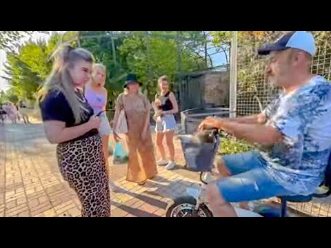 Люди по всему парку узнают Люсю и Басю и РАДУЮТСЯ как дети