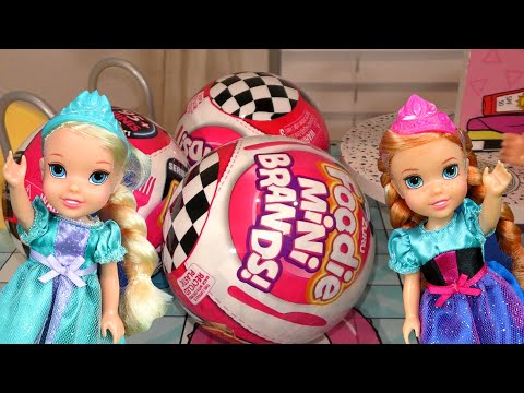 Surprises ! Elsa & Anna toddlers - fun with friends & Mini Brands Foodie