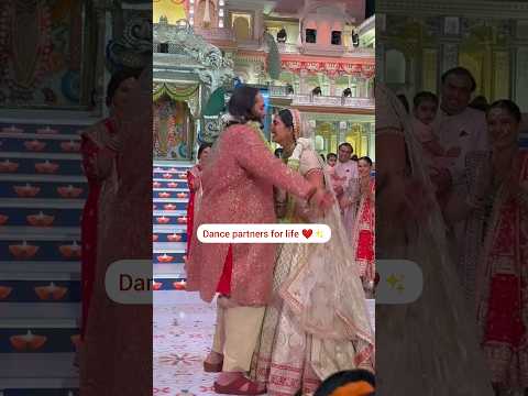 They forget everything when they dance together 😍✨ #filmykalakar #radhikamerchant #anantambani