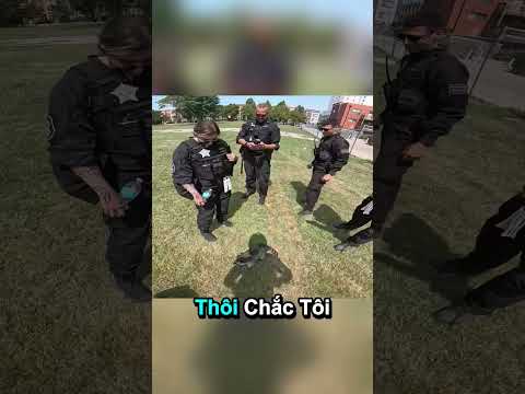 Biker khoe thú cưng gấu mèo với cảnh sát#shorts