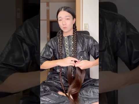 髪を編む超ロン毛男(お下げ)