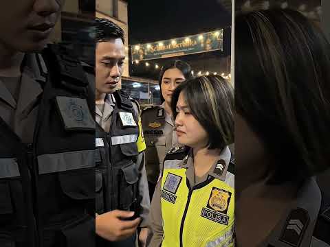 Kebaikan Polwan menolong tukang becak