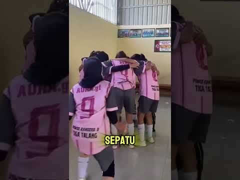 temannya sedang circle up malah dilempar sepatu