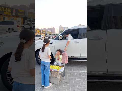 طفلة رضيعة تبيع الفواكه رجل جاء من خلفها وسرق حقيبتها ووضع المال لن تصدق لماذا فعل هذا الشيء؟
