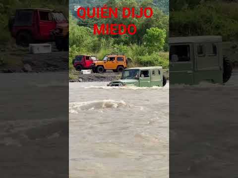 EL AGUA NO LO DETIENE #velocidad #CARRERAS #RALLY #DRIFT #CLASICOS #FIBERGLASS #COCHESDEPORTIVOS