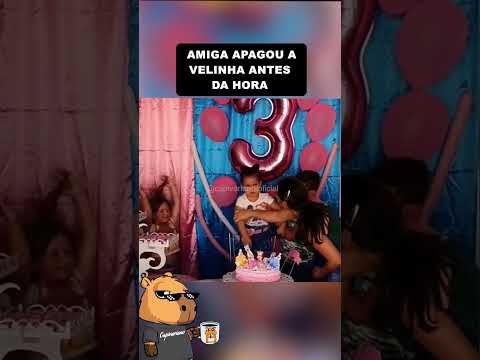 Amiga Estraga Momento e Apaga a Velinha da Aniversariante