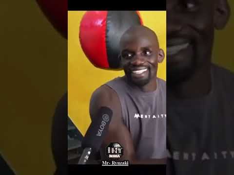 قام الروك بمفاجئة هذا المقاتل