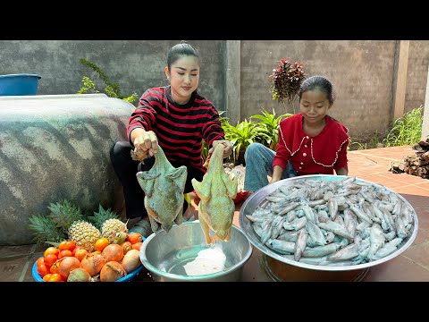Mother and children cooking: Yummy chicken and squid cooking - Cook and Eat