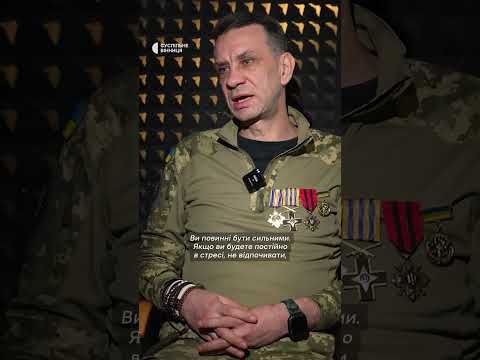 Оборонець дарує шиврони у вдячність тим, хто працює в тилу