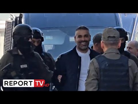 ARRESTOHET Safet Bajri, me pranga dhe i qeshur hyn në Drejtorinë e Policisë  l LAJMI I FUNDIT