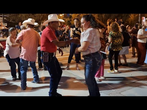 Unas Fans de Omar vinieron a bailar con el